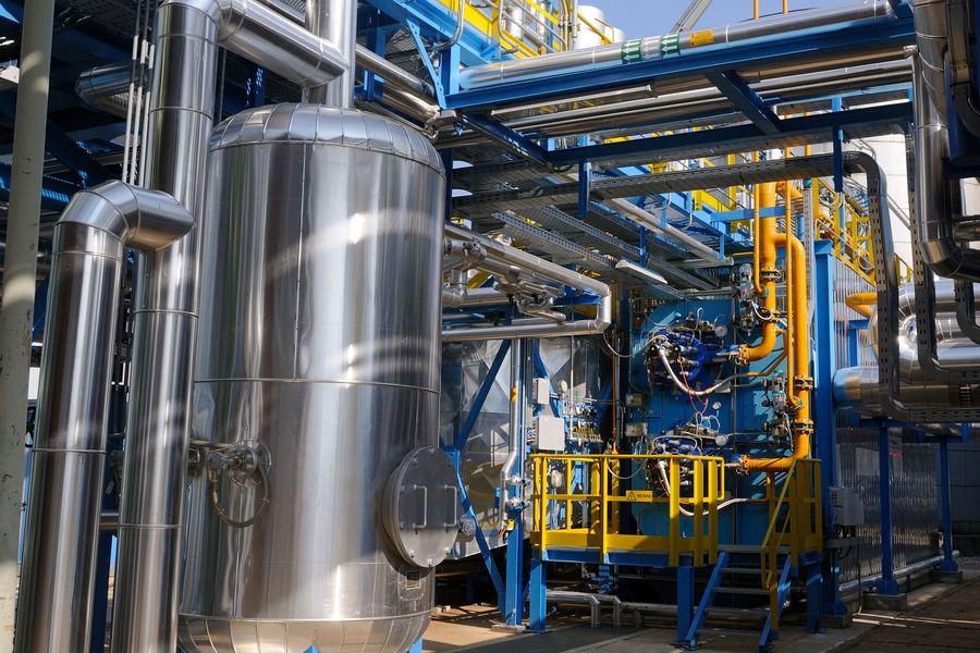 Instalações industriais com tubulações e equipamentos