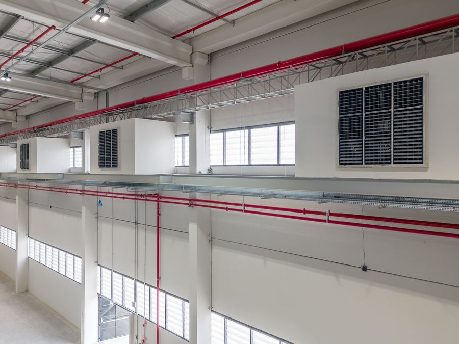 Galpão industrial com instalações elétricas e ventilação