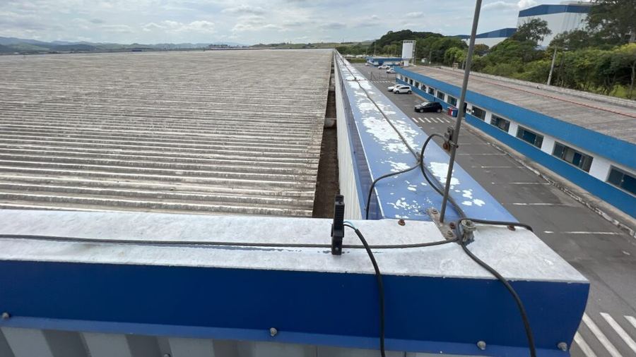 Cobertura de galpão com infraestrutura elétrica